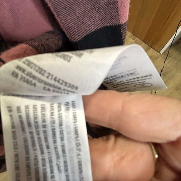 Holister Salmon Color Flannel‎ Large Spellout On Back Men's Size Large Button - Picture 9 of 9